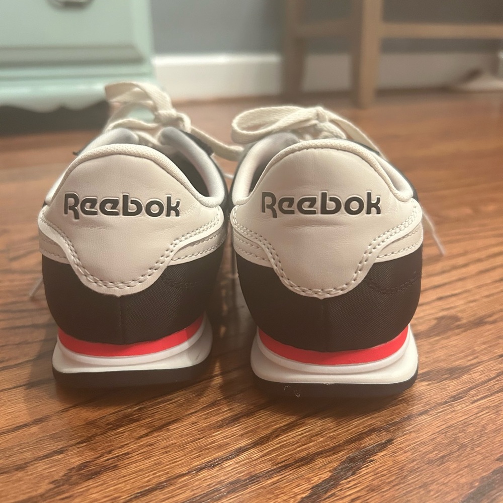Women’s Reebok Fiori Sneakers 🖤❤️ - Picture 4 of 10